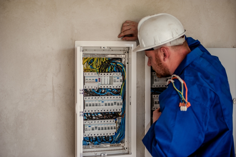 electricite-ST PIERRE-min_electrician-2755683